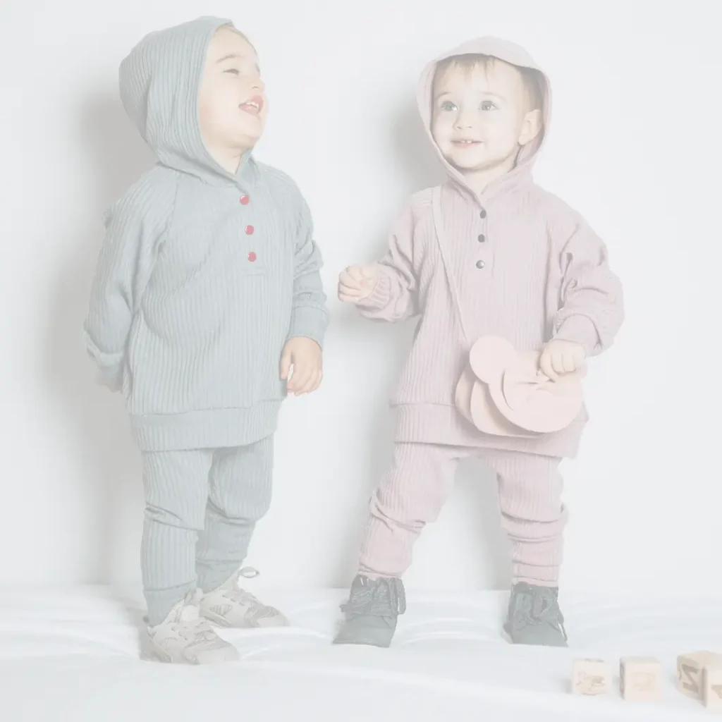 niño y niña riendo